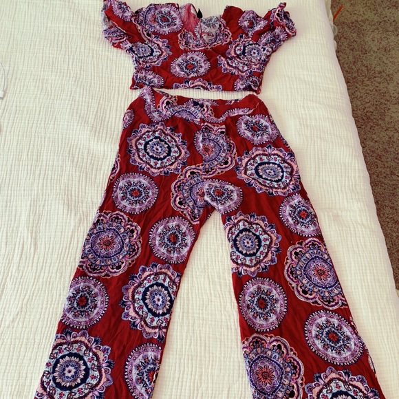 Beautiful 2 piece Windsor set. - Picture 2 of 2